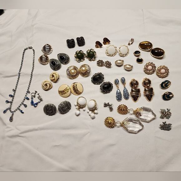 LARGE lot bundle of clip‎ on and screw back earrings some vintage - Picture 1 of 11